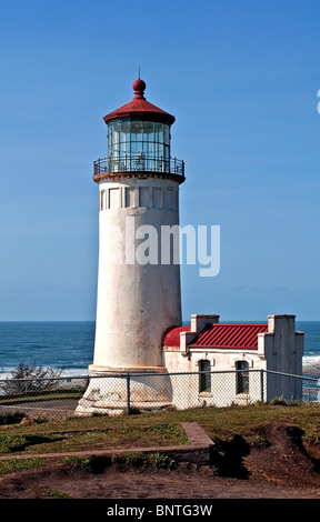 C'est le phare de North Head au large de l'océan Pacifique dans l'état de Washington dans le comté du Pacifique, avec un brillant ciel bleu clair. Banque D'Images
