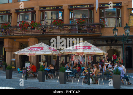 Grand Café Orient terrasse en face de la maison à la Madone bâtiment cubiste old town Prague République Tchèque Europe Banque D'Images