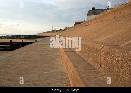 Sea wall concrètes pour la protection de la côte à Bacton sur mer, Norfolk, Angleterre, Royaume-Uni. Banque D'Images