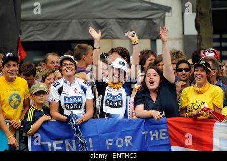 Les spectateurs sur les Champs-Élysées à Paris en regardant les 2010 Tour de France cycliste. Banque D'Images