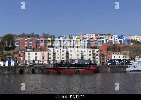 Port de Bristol et maisons colorées à flanc de colline, Bristol Angleterre Royaume-Uni. Bâtiments résidentiels au bord du quai de la rivière Avon et au bord de l'eau Banque D'Images