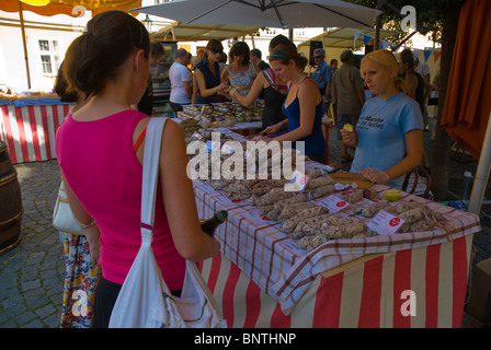 Le Marche de décrochage de la saucisse 14 Juillet Français vente d'aliments et boissons l'île Kampa Prague République Tchèque Europe Banque D'Images