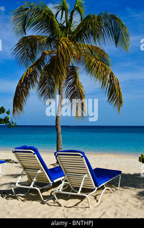 Chaises de plage sur la plage de Grand'Anse La Grenade Banque D'Images