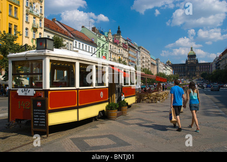 Le Tram converti en un cafe Vaclavske namesti (place Wenceslas) square Prague République Tchèque Europe Banque D'Images