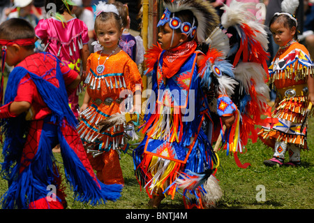 Les jeunes enfants danseurs indiens indigènes en choux à la concurrence de la réserve des Six nations de la rivière Grand (Ontario) pow wow Banque D'Images