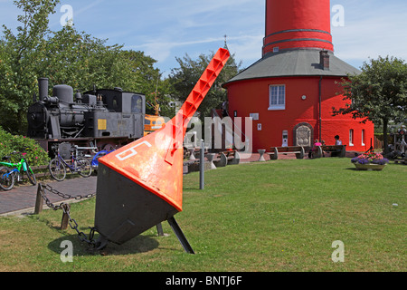 Vieux phare et d'une locomotive à vapeur, l'île de Wangerooge, en Frise orientale, Basse-Saxe, Allemagne Banque D'Images