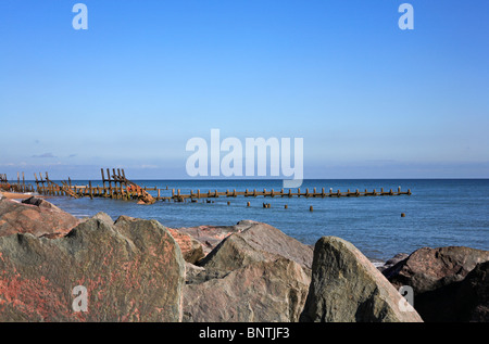 Les défenses maritimes anciennes et nouvelles à Happisburgh, Norfolk, Angleterre, Royaume-Uni. Banque D'Images