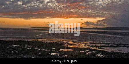 Coucher du soleil sur la plage de Silverdale, La Baie de Morecambe, Lancashire Banque D'Images