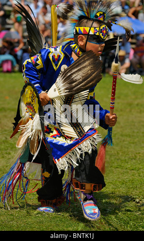 Jeune guerrier Indien danse tout droit à la Réserve des Six Nations de la rivière Grand Pow Wow Ontario Canada Banque D'Images