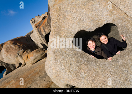 Les touristes ont l'amusement à Remarkable Rocks sur la côte sud de l'île kangourou en Australie, l'Australie. Banque D'Images
