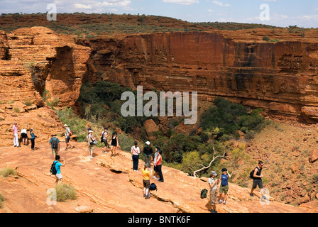 Les touristes sur le bord du canyon. Kings Canyon (Watarrka National Park), Territoire du Nord, Australie. Banque D'Images