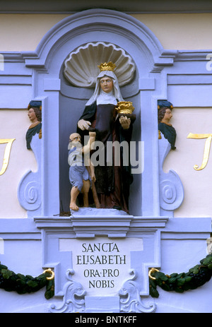 Statue, sancta elisabeth, béguinage, begijnhof, béguine house, ordre des bénédictins, musée, ville de Brugge, bruges, Flandre occidentale province, Belgique Banque D'Images