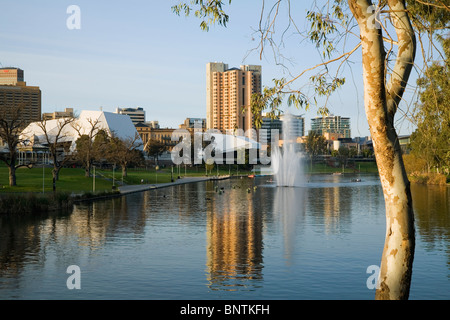 Vue sur la rivière Torrens à l'Adelaide Festival Centre. Adélaïde, Australie du Sud, Australie. Banque D'Images