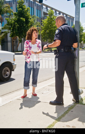 Une femme affirme avec un portrait policier après avoir été arrêté pour une infraction aux règlements de la circulation à Santa Ana, CA. Banque D'Images