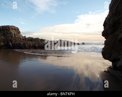 Surfez sur l'éperon de recul de la côte de Californie. Banque D'Images