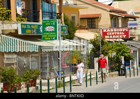 Les touristes se baladant dans rue commerçante de Kassiopi sur la Méditerranée grecque de Corfou Grèce GR Banque D'Images