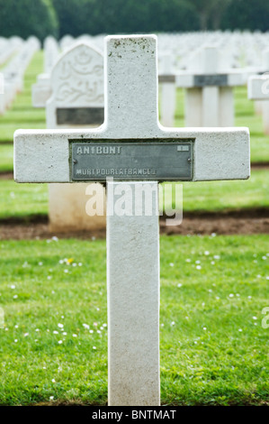 Cimetière militaire français de pierre tombale Dompierre-Becquincourt Somme France Banque D'Images