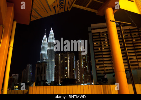 Rare de voir les tours Petronas à Kuala Lumpur, Malaisie Banque D'Images