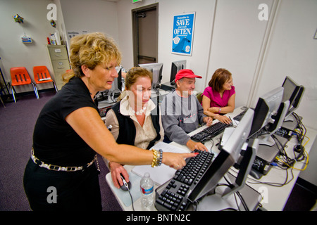 Un enseignant de l'éducation des adultes hispaniques effectue une classe d'informatique pour les aînés à San Juan Capistrano, CA. Communiqué de modèle Banque D'Images