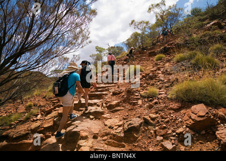 Les randonneurs montent un escarpement sur le Kings Canyon à pied. Kings Canyon (Watarrka National Park), Territoire du Nord, Australie. Banque D'Images