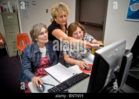 Un enseignant de l'éducation des adultes hispaniques effectue une classe d'informatique pour les aînés à San Juan Capistrano, CA. Communiqué de modèle Banque D'Images