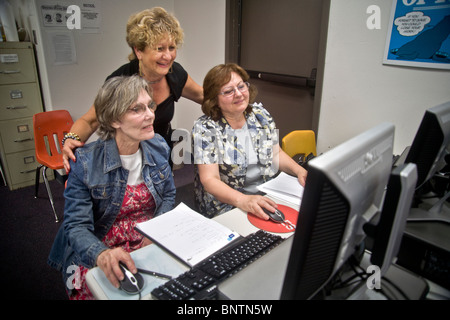 Un enseignant de l'éducation des adultes hispaniques effectue une classe d'informatique pour les aînés à San Juan Capistrano, CA. Communiqué de modèle Banque D'Images