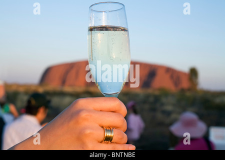 Coucher du soleil de célébration des boissons à Uluru (Ayers Rock). Le Parc National d'Uluru-Kata Tjuta, Territoire du Nord, Australie. Banque D'Images