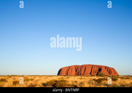 Uluru (Ayers Rock) au coucher du soleil. Le Parc National d'Uluru-Kata Tjuta, Territoire du Nord, Australie. Banque D'Images