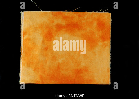 Cravate Orange tissu teint swatch isolé sur fond noir. Banque D'Images
