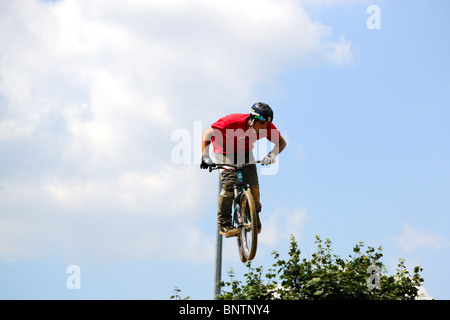 Un candidat non identifiés participe à un concours de BMX/VTT. Banque D'Images
