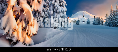 Timberline Lodge et Mt. Capuche avec ski run après une lourde nouvelle neige. Oregon Banque D'Images