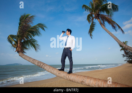 Businessman looking au loin avec des jumelles Banque D'Images