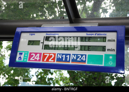 Informations sur le bus n ° 22 à l'Hôtel de Ville, Paris France Banque D'Images