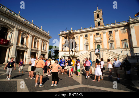 Italie, Rome, Piazza del Campidoglio, statue de Marc Aurèle et Palazzo Senatorio, touristes Banque D'Images
