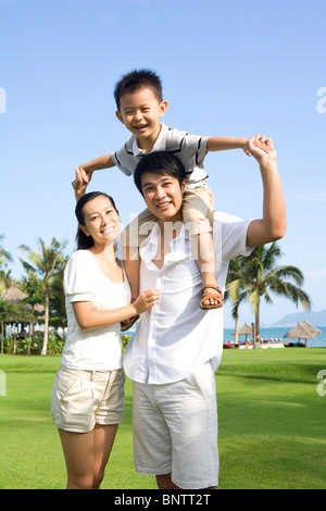 Portrait d'une jeune famille dans un lieu tropical Banque D'Images