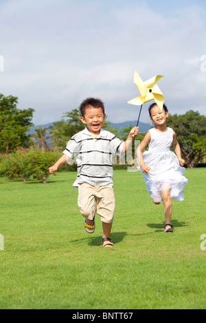 Les enfants courent avec une tarière Banque D'Images