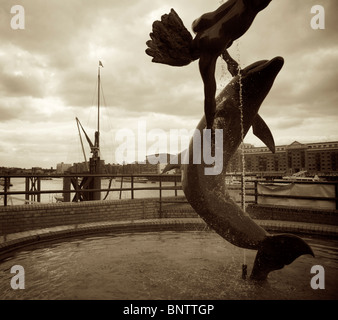 Une fontaine à St Katherine's Dock, London, England. Banque D'Images