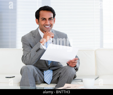 Smiling businessman holding a note Banque D'Images