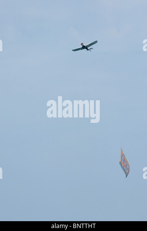 Petit avion de remorquage d'une bannière. Banque D'Images