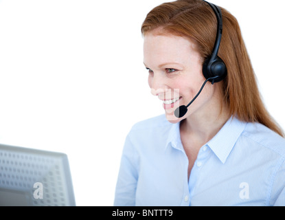 Femme d'affaires Radiant travaillant sur un ordinateur avec casque Banque D'Images