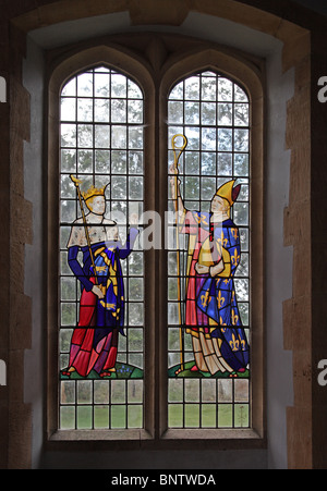 Vitraux de Hugh Ray Easton (1906-1965) représentant St Edward le confesseur et St Denys ou Denis, Église St Denys, Little Compton, Warwic Banque D'Images