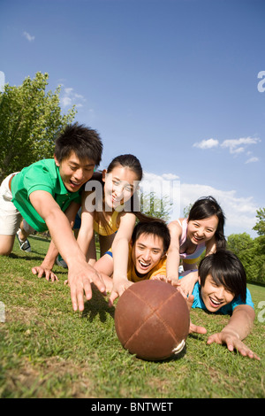 Groupe d'amis au football Banque D'Images