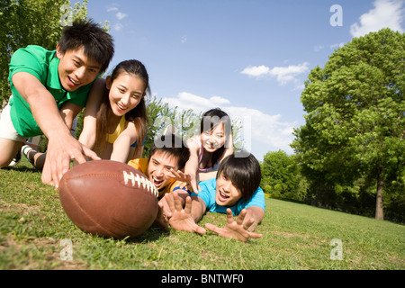 Groupe d'amis au football Banque D'Images