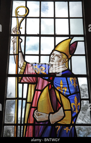 Vitraux de Hugh Ray Easton (1906-1965) représentant St Denys, l'église St Denys, Little Compton, Warwickshire Banque D'Images