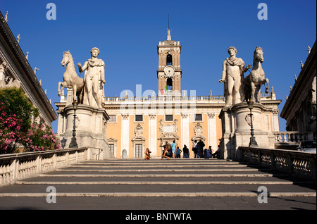 Italie, Rome, colline du Capitole, Piazza del Campidoglio, statues de Castor et Pollux et Palazzo Senatorio Banque D'Images