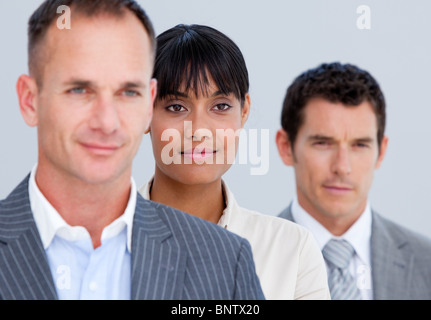 L'auto-assurance entreprises partenaires debout dans une ligne Banque D'Images