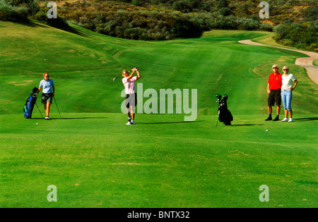 Au milieu du golf de quatre montagnes, vallées et fairways verdoyants au parcours nord de La Cala Resort de Malaga sur la Costa del Sol, Espagne Banque D'Images