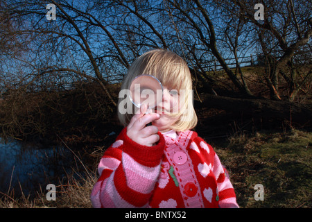 Girl (2-3) à la loupe à travers Banque D'Images