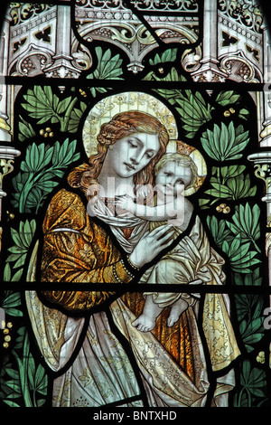 Un vitrail représentant Sainte Vierge Marie et l'Enfant Jésus, St Margaret's Church, Ratlinghope, Shropshire Banque D'Images