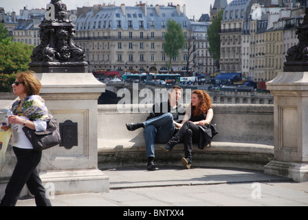 Couple romantique sur Pont Neuf Paris France Banque D'Images